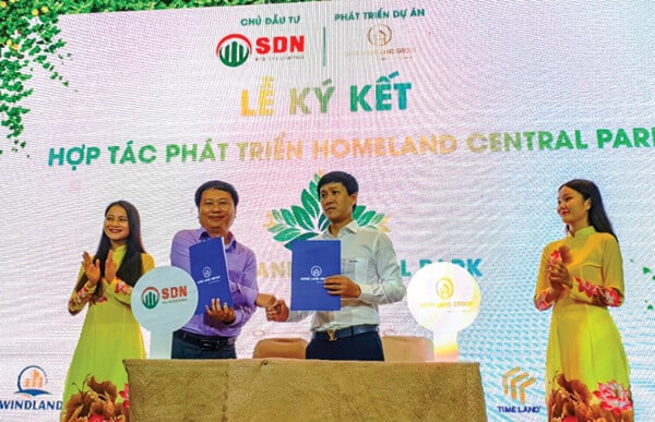 Ông Nguyễn Văn Hòa, Chủ tịch HĐQT Homeland Group (phải) ký kết hợp tác phát triển dự án với các đơn vị chức năng